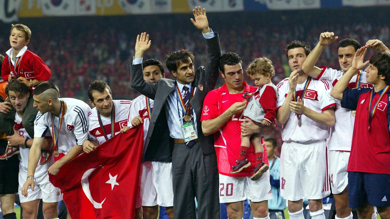 2002 Dünya Kupası üçüncülüğünün ardından saha içi kutlama