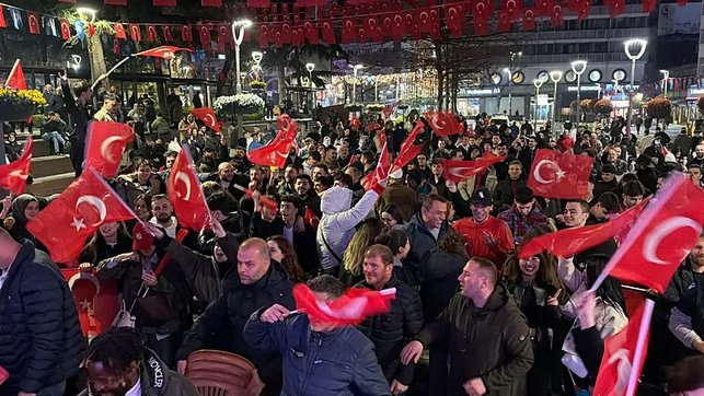 Bayraklarla sokağa dökülen kalabalık